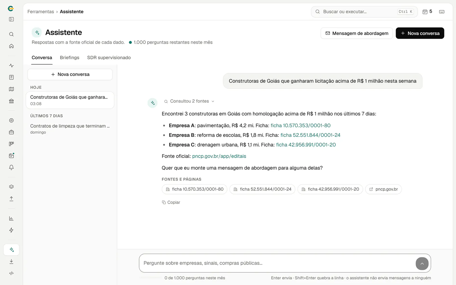 Assistente de IA respondendo a uma pergunta sobre licitações com a lista de empresas e as fontes